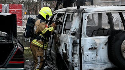 Twee geparkeerde auto’s vliegen in brand in Tilburg