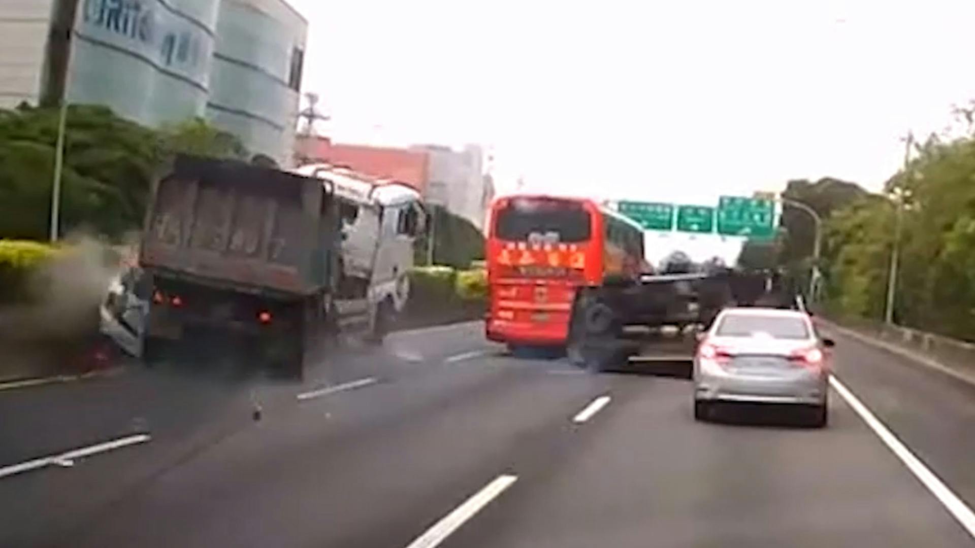 Dashcam filmt hoe vrachtwagen meerdere autos ramt in Taiwan