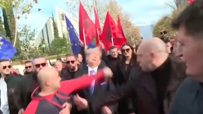 Albanese oppositieleider wordt geslagen tijdens demonstratie