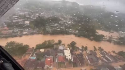 Reddingsdienst haalt Brazilianen van daken na overstroming