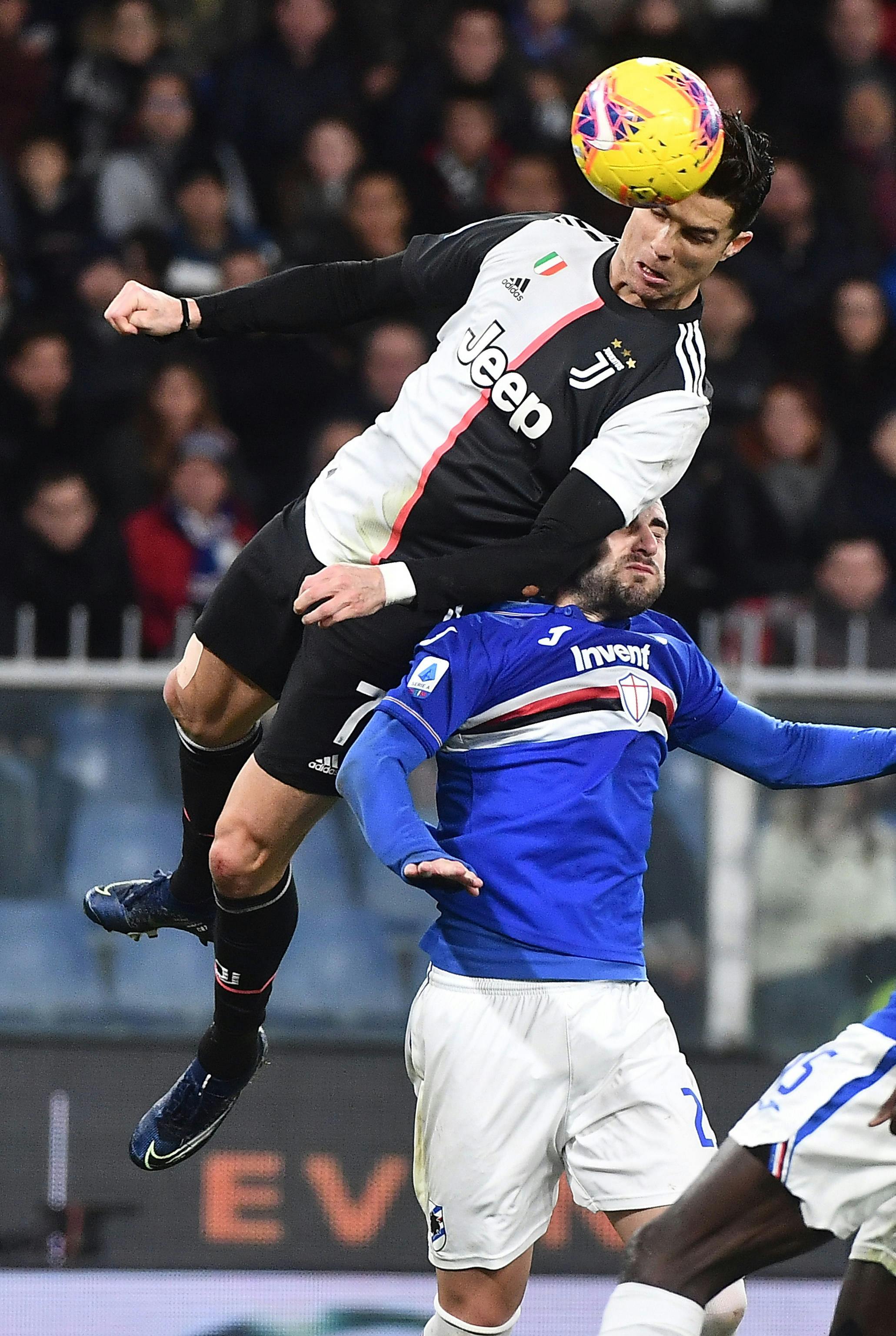 Ronaldo Springt Krankzinnig Hoog Voor Heerlijke Kopgoal