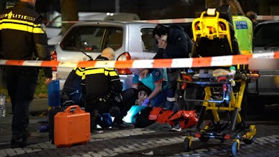 Auto schept vrouw op zebrapad in Rotterdam-Zuid