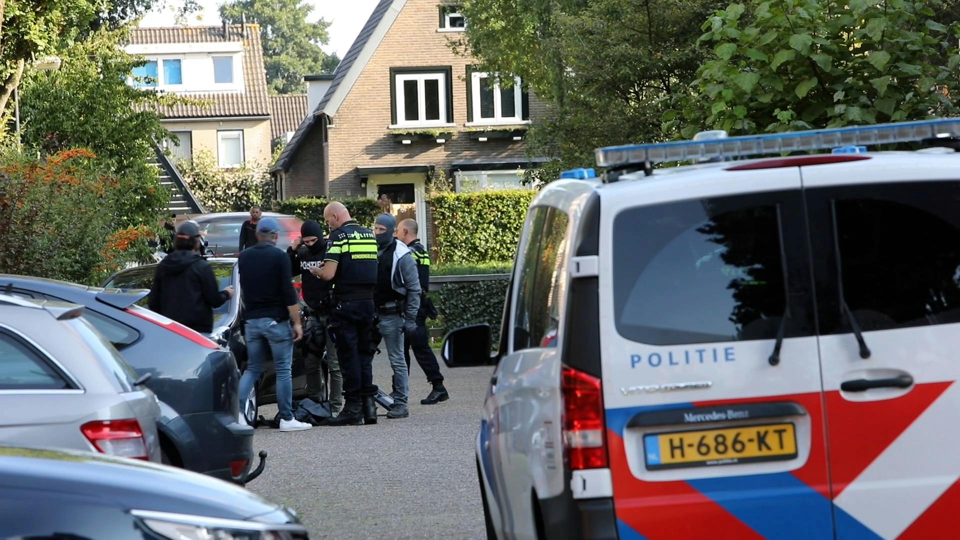 Verwarde Man Op Balkon Overmeesterd Door Arrestatieteam