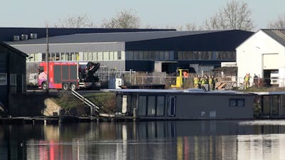 Woonboot in haven Enschede dreigt te zinken