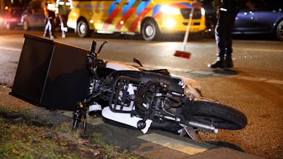 Scooter botst achter op auto in Apeldoorn, bestuurder gewond