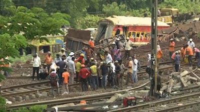 Opruimen dodelijk treinongeluk India begonnen
