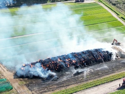 Tom Audreath pakket klep Drone filmt grote brandende hooistapel in Heemskerk