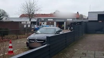 Politie valt binnen bij autohandelaar in Doetinchem