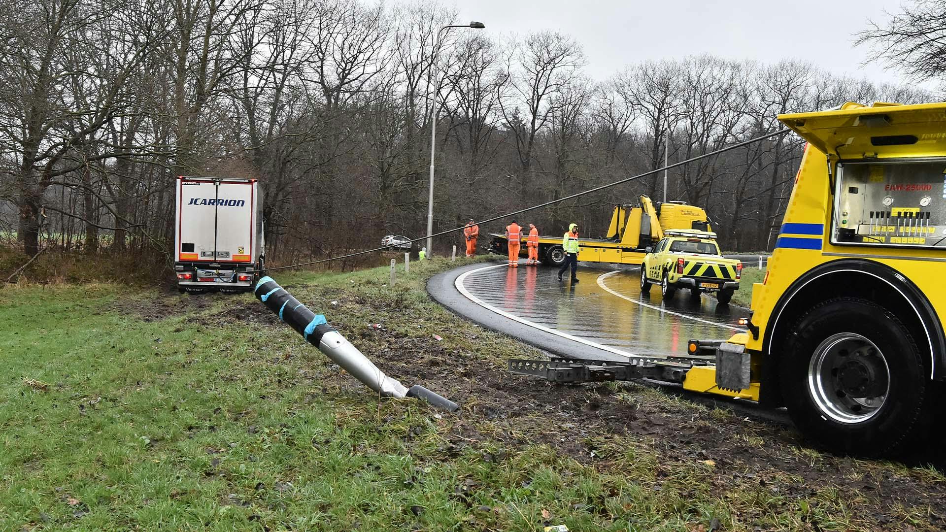 Spaanse Vrachtwagen Glijdt Berm In Op N50 Bij Apeldoorn