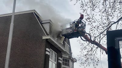 Veel rook bij woningbrand in bovenste etage