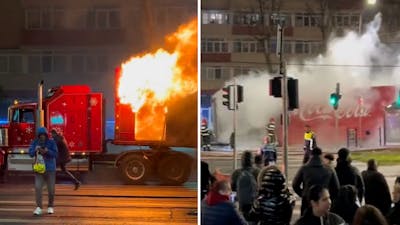 Brandende Coca Cola-truck rijdt door straat in Boekarest