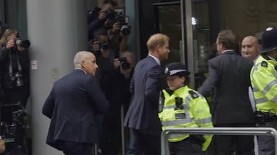Prins Harry oog in oog met tabloidpers voor rechtbank