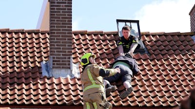 Politie redt oudere man die aan dak in Naaldwijk hangt
