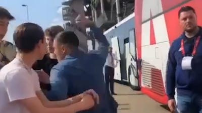 Steven Berghuis deelt na wedstrijd klap uit bij spelersbus