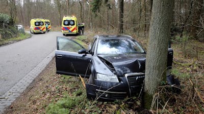 Auto botst tegen boom bij Beekbergen: vijf gewonden