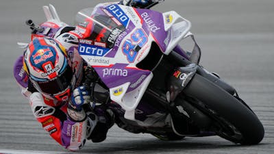 Jorge Martin breekt record en pakt pole in MotoGP