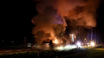 Auto vliegt tijdens het rijden in brand in Hoge Hexel