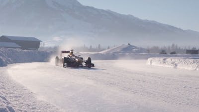 Max Verstappen racet op fabelachtig ijscircuit