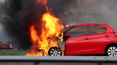 Automobilist ziet op de A50 het vuur uit zijn motorkap slaan