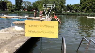 Badmeesters redden Roemeen in het Tuindorpbad in Hengelo