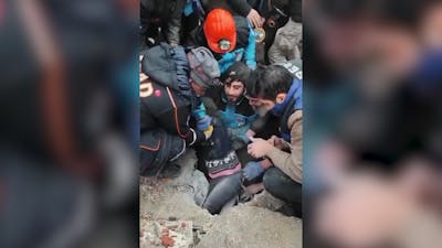 Kinderen onder puin vandaan gehaald na aardbeving Turkije