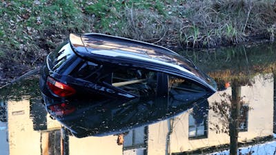 Man rijdt auto het water in op parkeerplaats Lochem
