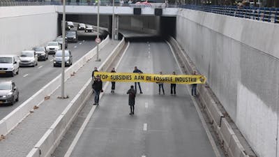 Klimaatdemonstranten blokkeren A12 bij Den Haag