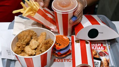Russische burgers halen fastfood bij KFC-dubbelganger