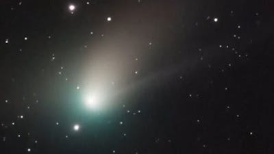Groene komeet komt dicht bij de aarde