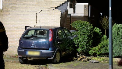 Auto rijdt huis binnen in Breda