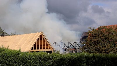 Schuur in Denekamp volledig verwoest door brand