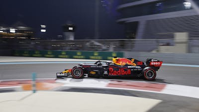 Verstappen geeft Mercedes het nakijken op weg naar pole