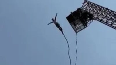 La corde d'un touriste se rompt lors d'un saut à l'élastique