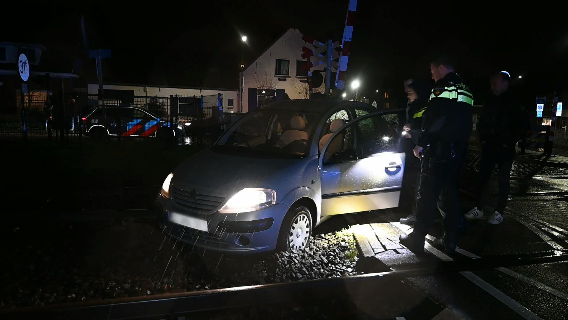 Automobiliste Slaat Te Vroeg Af En Belandt Op Spoor