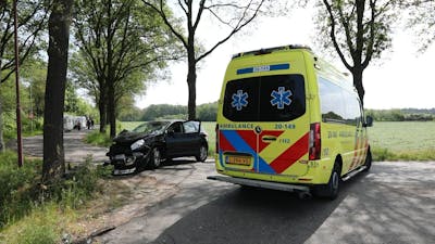 Automobiliste gewond geraakt door botsing tegen boom