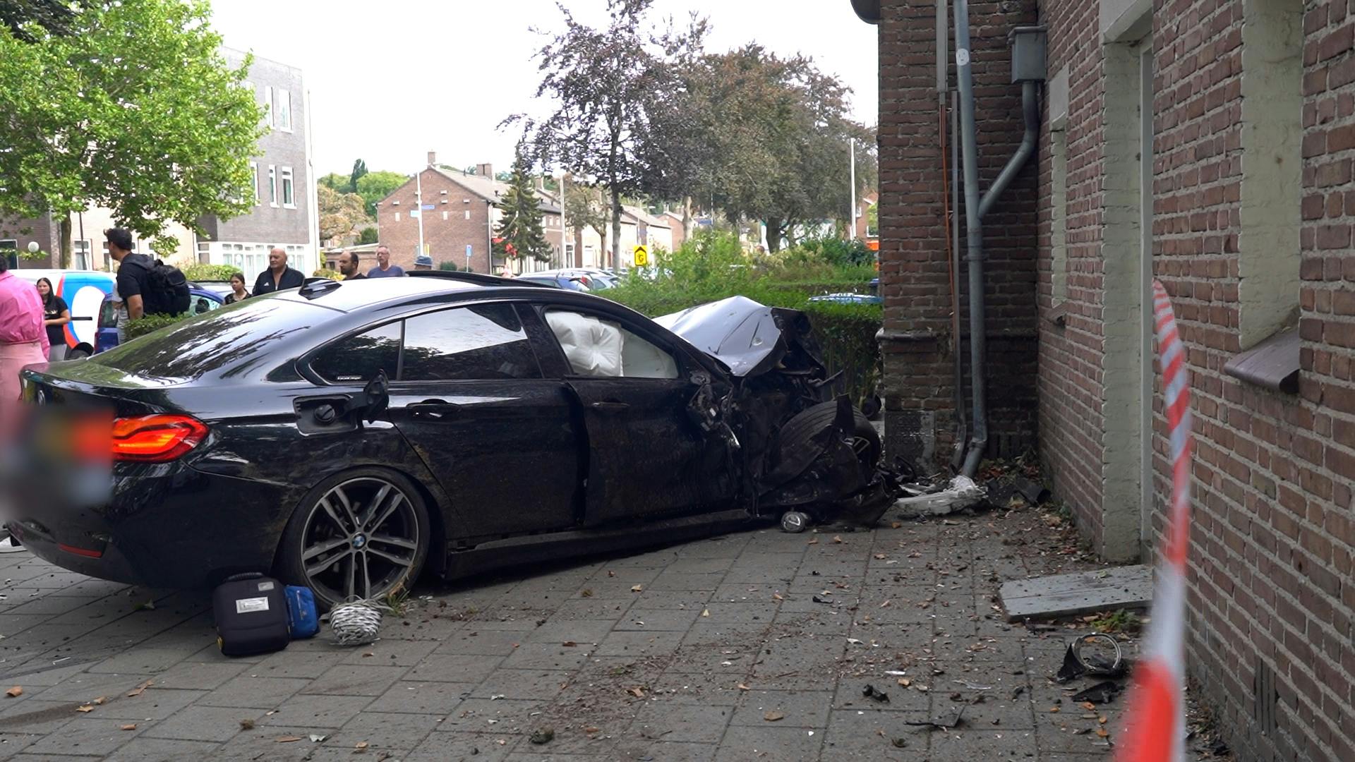 BMW knalt op gebouw, bestelwagen rijdt door na ongeval