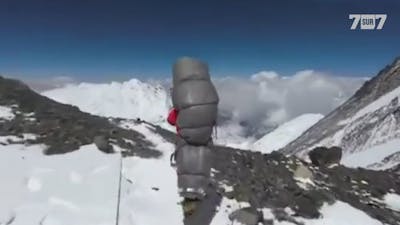 Un alpiniste porté pendant six heures par un sherpa