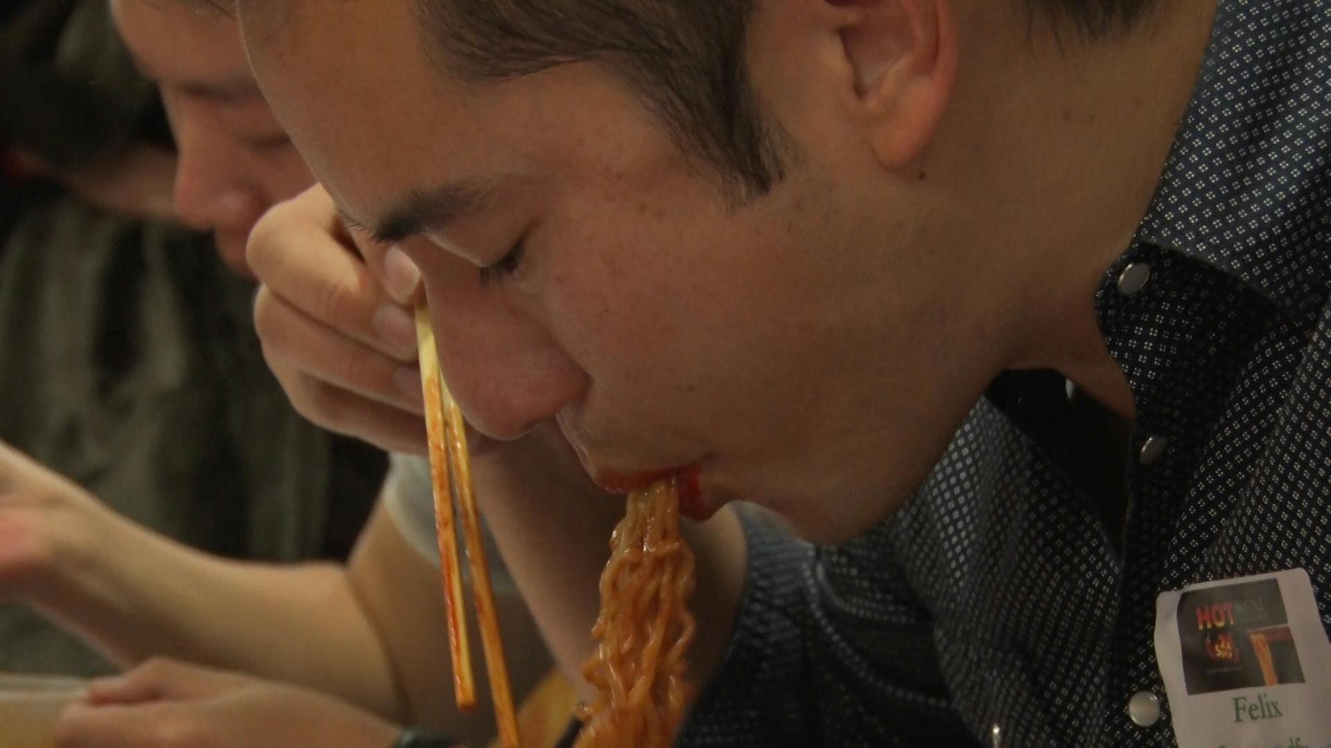 Hot noodle challenge: de heetste noodles ter wereld eten