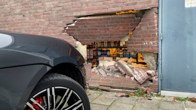 Porsche ramt muur van supermarkt in Apeldoorn