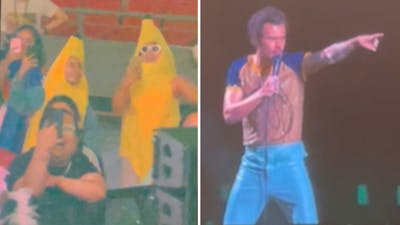 Harry Styles improviseert liedje voor fans in bananenpak