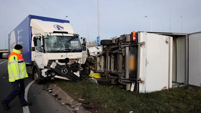 Gewonden door botsing vrachtwagen met bakwagen bij Apeldoorn
