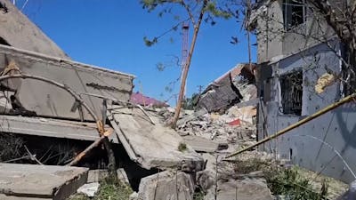 Woonwijk in Oekraïense stad in puin na Russische luchtaanval