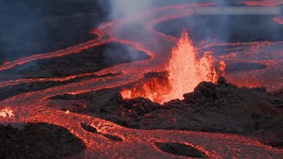 Helikopter filmt lavastromen van uitgebarsten vulkaan Hawaï