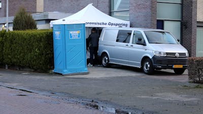 Politie doorzoekt woning in Apeldoorn na vondst dode vrouw