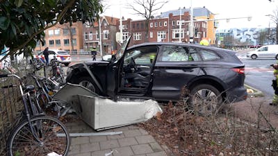 Automobilist ramt elektriciteitshuisje in Nijmegen
