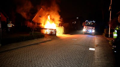 Felle brand verwoest auto op oprit in Ugchelen