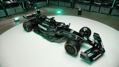 Mercedes gaat in zwarte auto concurrentie aan met Verstappen
