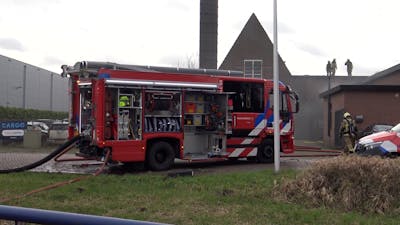 Brand bij autobedrijf in Hengelo