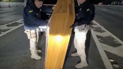Des policiers découvrent un cercueil inhabituel