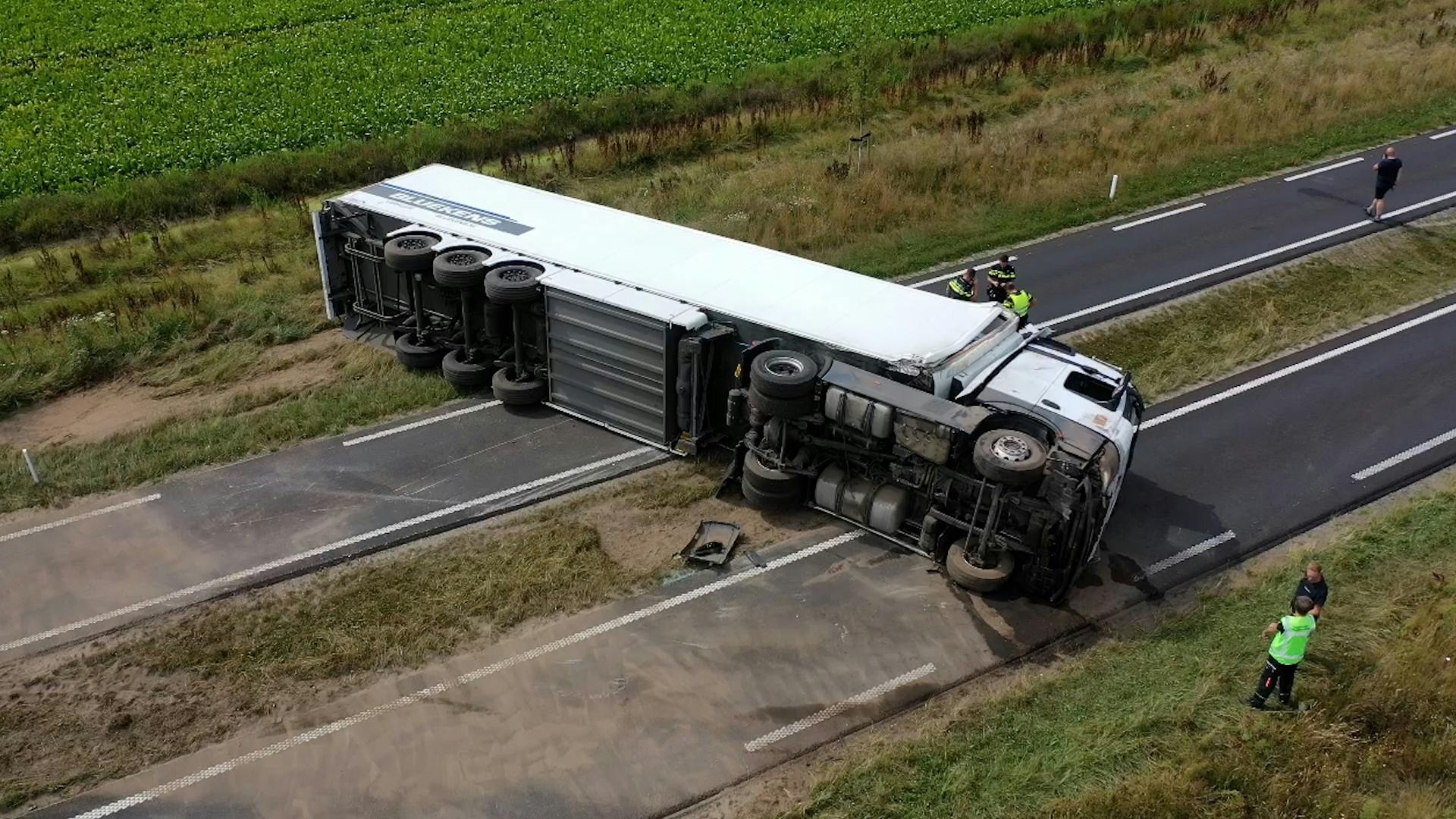 Vrachtwagen Gevuld Met Franse Frietjes Gekanteld Op N69